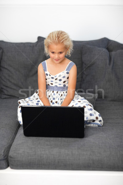 Foto stock: Hermosa · niña · sesión · sofá · portátil · ordenador · Internet