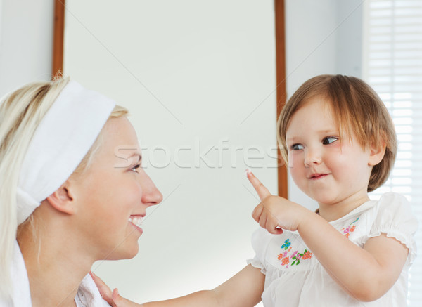 Glimlachend moeder spelen cute dochter badkamer Stockfoto © wavebreak_media