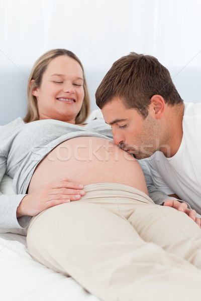 Foto stock: Orgulloso · futuro · papá · besar · vientre · esposa