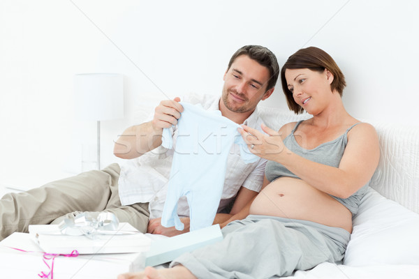 Jeunes parents vêtements maison sourire heureux [[stock_photo]] © wavebreak_media