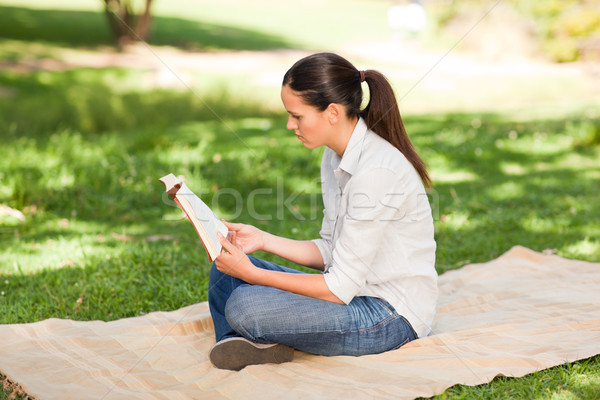 女性 読む 公園 笑顔 顔 草 ストックフォト © wavebreak_media