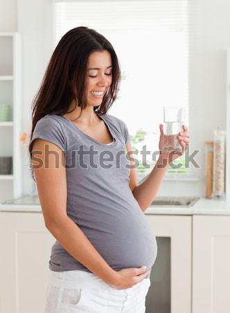 Güzel hamile kadın çanak salata ayakta Stok fotoğraf © wavebreak_media