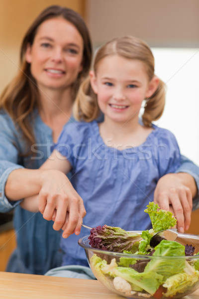 Portré boldog nő saláta lánygyermek konyha Stock fotó © wavebreak_media