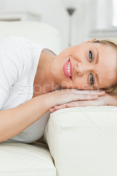 Mulher sorrindo sofá mãos sala de estar salão feminino Foto stock © wavebreak_media