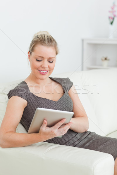 女子 觸摸 屏幕 電子書 坐在 沙發 商業照片 © wavebreak_media