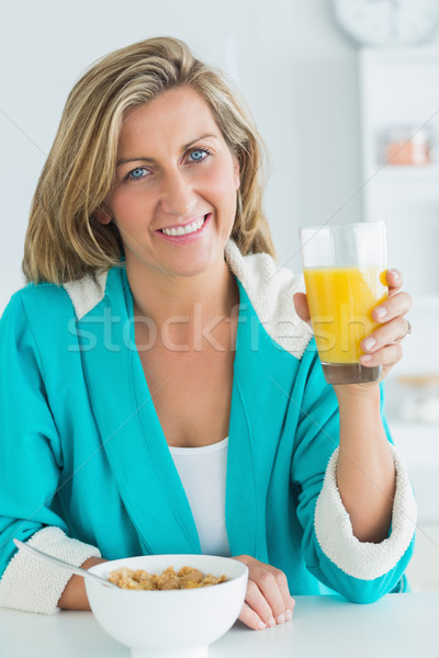 Glimlachende vrouw glas sinaasappelsap vrouw voedsel Stockfoto © wavebreak_media