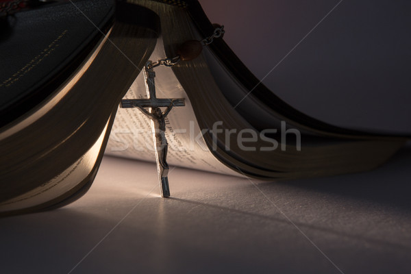 Feszület nyitva Biblia rózsafüzér gyöngyök húsvét Stock fotó © wavebreak_media