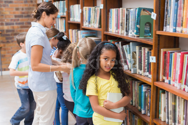 Foto stock: Cute · maestro · mirando · libros · biblioteca