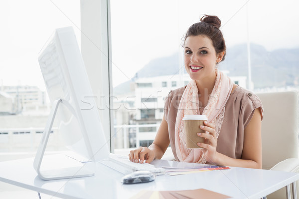 Sorridente empresária papel copo café Foto stock © wavebreak_media