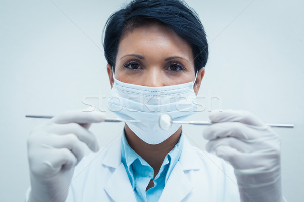 Foto stock: Femenino · dentista · mascarilla · quirúrgica · dentales · herramientas