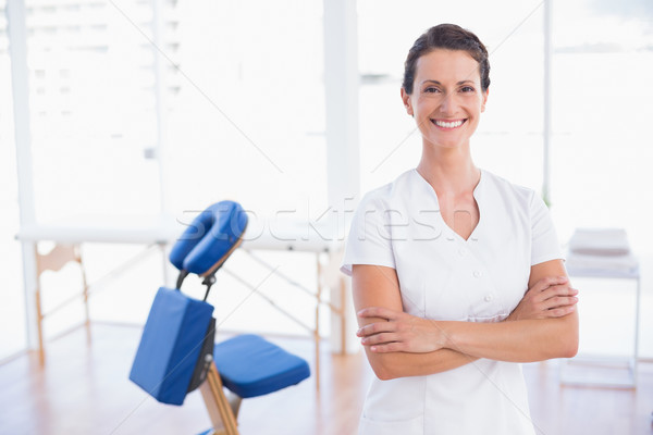 Foto stock: Sonriendo · terapeuta · pie · los · brazos · cruzados · médicos · oficina