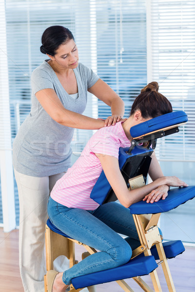 Femeie gât masaj medical birou mâini Imagine de stoc © wavebreak_media