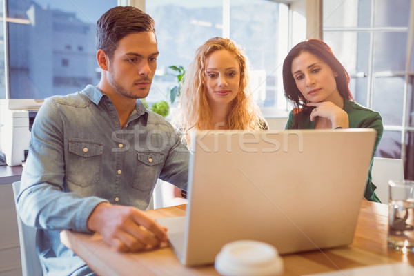 Grup genç arkadaşları dizüstü bilgisayar kullanıyorsanız ofis bilgisayar Stok fotoğraf © wavebreak_media