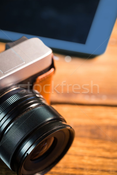 Mooie bruin camera volgende smartphone bureau Stockfoto © wavebreak_media
