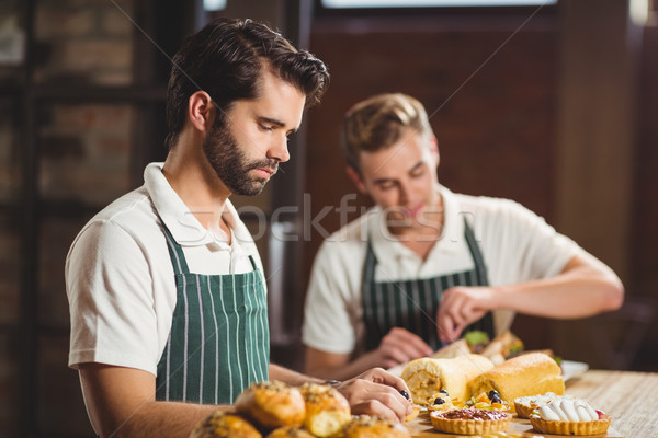 Concentrado hasta Cafetería hombre trabajo Foto stock © wavebreak_media