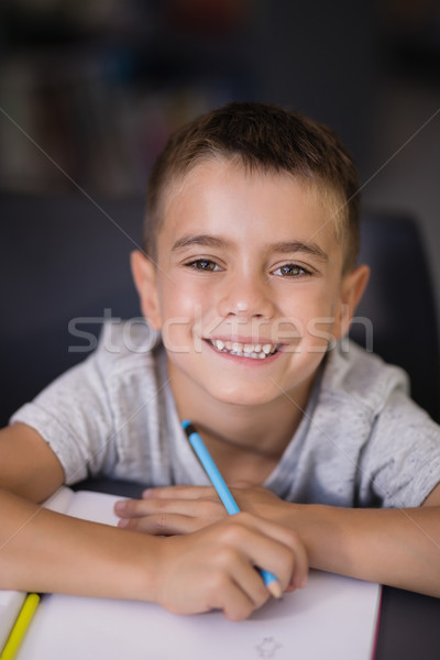 Stockfoto: Portret · glimlachend · schooljongen · huiswerk · bibliotheek · school