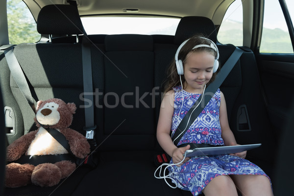 Cute nina escuchar música auriculares digital Foto stock © wavebreak_media