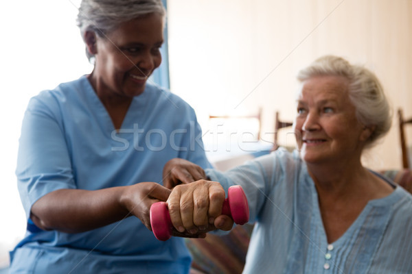Verpleegkundige helpen senior vrouw bejaardentehuis Stockfoto © wavebreak_media