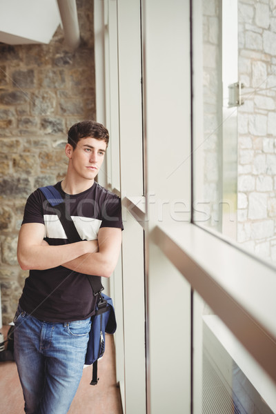 Imagine de stoc: Masculin · student · cu · bratele · incrucisate · fereastră