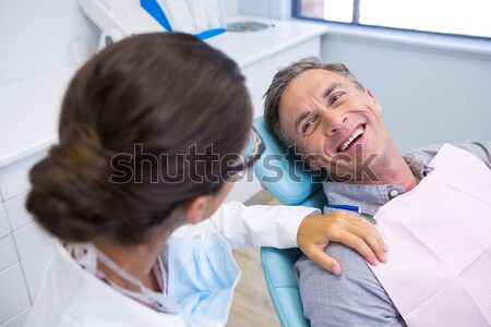 Paciente olhando dentista sessão cadeira clínica Foto stock © wavebreak_media