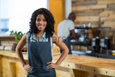 [[stock_photo]]: Homme · souriant · poterie · atelier · portrait · téléphone