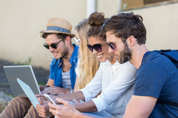 Csípő barátok ül járda laptopot használ tabletta Stock fotó © wavebreak_media