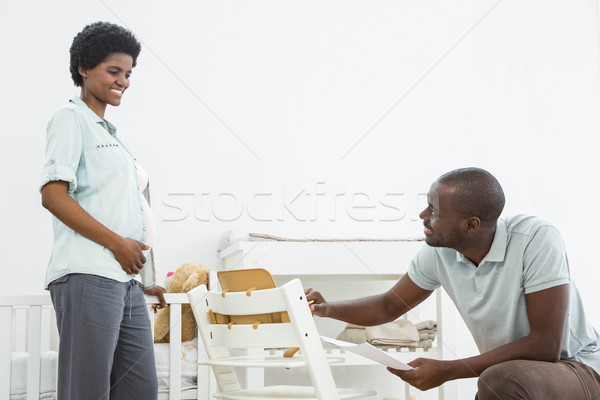 Hamile kadın bakıyor adam bebek sandalye Stok fotoğraf © wavebreak_media