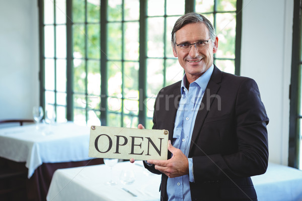 Mosolyog üzletember tart nyitva tábla étterem üzlet Stock fotó © wavebreak_media