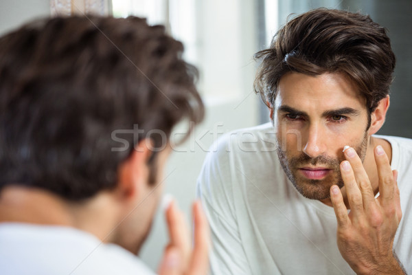 Mann Feuchtigkeitscreme Gesicht Reflexion junger Mann Stock foto © wavebreak_media