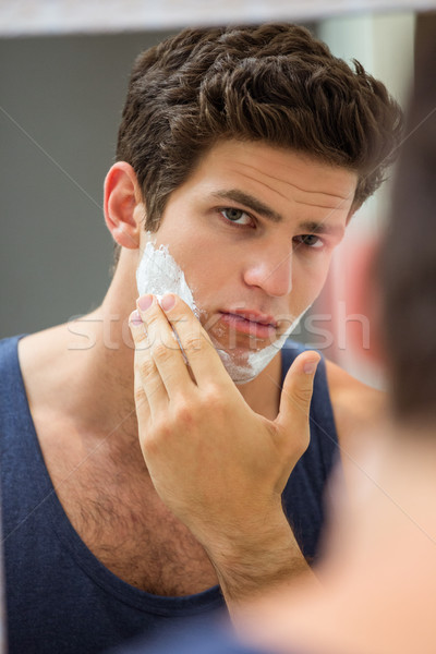 Jeune homme mousse visage réflexion puce [[stock_photo]] © wavebreak_media