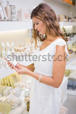 Ritratto donna guardando dolci shelf Foto d'archivio © wavebreak_media