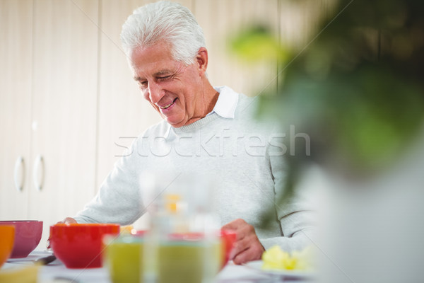 Senior man glimlachend lunch buiten gezondheid Stockfoto © wavebreak_media