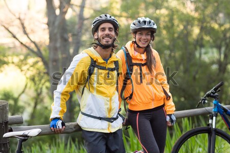 Cuplu în picioare mountain bike femeie Imagine de stoc © wavebreak_media