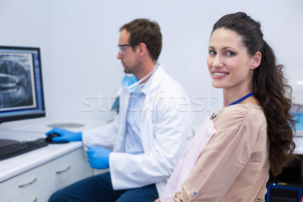 Femminile paziente sorridere fotocamera dentista guardando Foto d'archivio © wavebreak_media