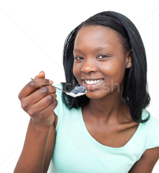 Femme souriante manger yogourt bleuets blanche alimentaire Photo stock © wavebreak_media