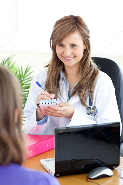 Fericit femeie medic diagnostic birou calculator Imagine de stoc © wavebreak_media