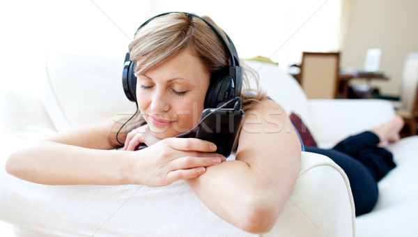 Portret jasne kobieta słuchania muzyki słuchawki Zdjęcia stock © wavebreak_media