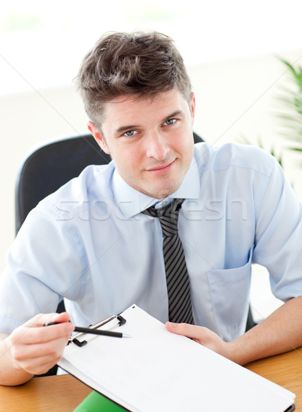 Glimlachend zakenman tonen contract klant kantoor Stockfoto © wavebreak_media