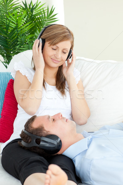 Cute femme écouter de la musique copain canapé maison Photo stock © wavebreak_media