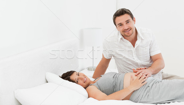 Zwangere vrouw echtgenoot home glimlach man zwangere Stockfoto © wavebreak_media