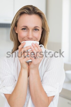 Nő tart csésze kávé konyha kéz Stock fotó © wavebreak_media