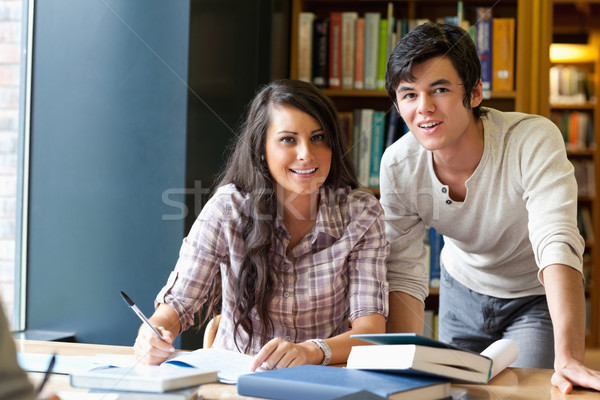 Foto stock: Boa · aparência · estudantes · posando · biblioteca · escolas · feliz