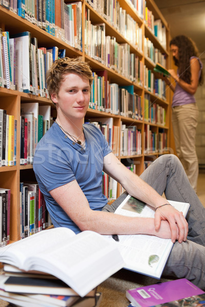 Portret masculin student cărţi coleg de clasa lectură Imagine de stoc © wavebreak_media