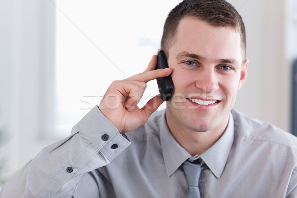 Stock foto: Lächelnd · jungen · Geschäftsmann · gute · Nachrichten · Telefon · Business