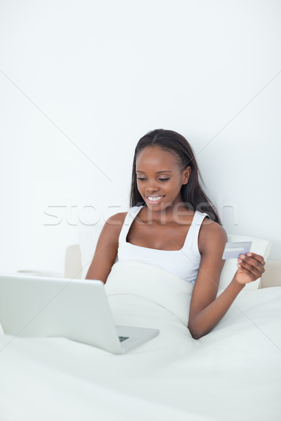 Portre kadın çevrimiçi yatak odası bilgisayar el Stok fotoğraf © wavebreak_media