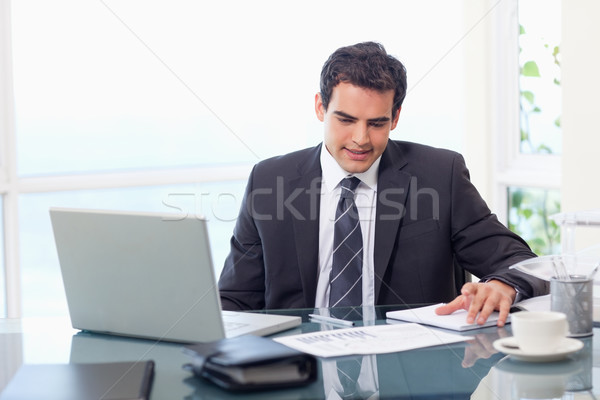 Figyelmes üzletember dolgozik iroda arc internet Stock fotó © wavebreak_media