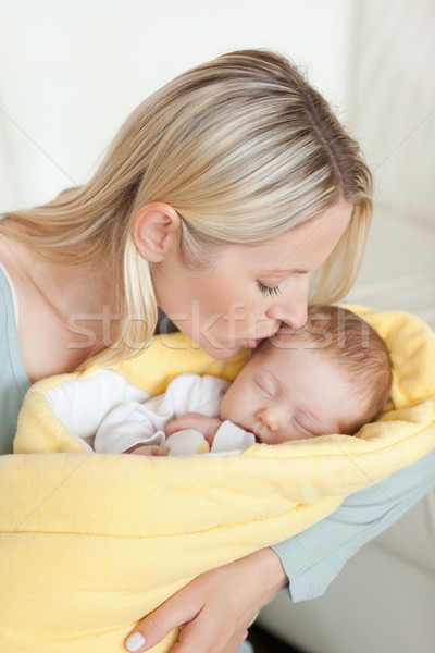 Afectuos tineri mamă sărutat familie Imagine de stoc © wavebreak_media