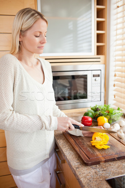 Zdjęcia stock: Widok · z · boku · młoda · kobieta · warzyw · Sałatka · kuchnia