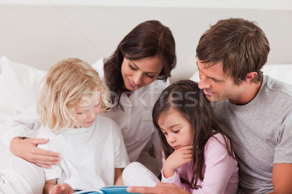 Rodziny czytania książki sypialni domu dziewcząt Zdjęcia stock © wavebreak_media