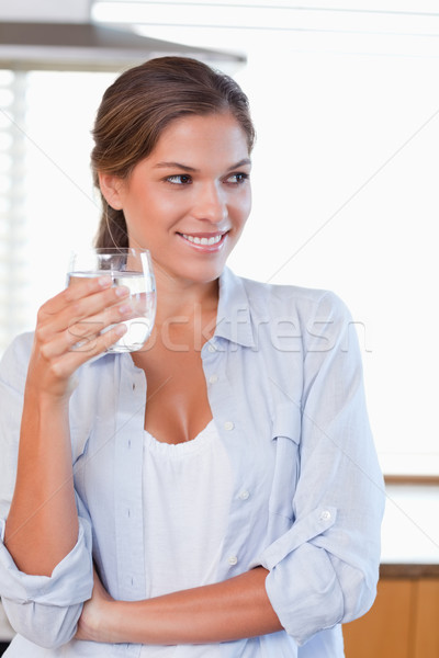 Porträt Frau halten Glas Wasser Küche Stock foto © wavebreak_media